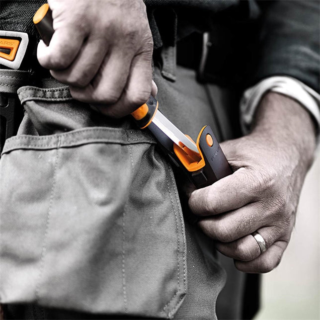 FISKARS KNIFE UNIVERSAL WITH SHARPENER